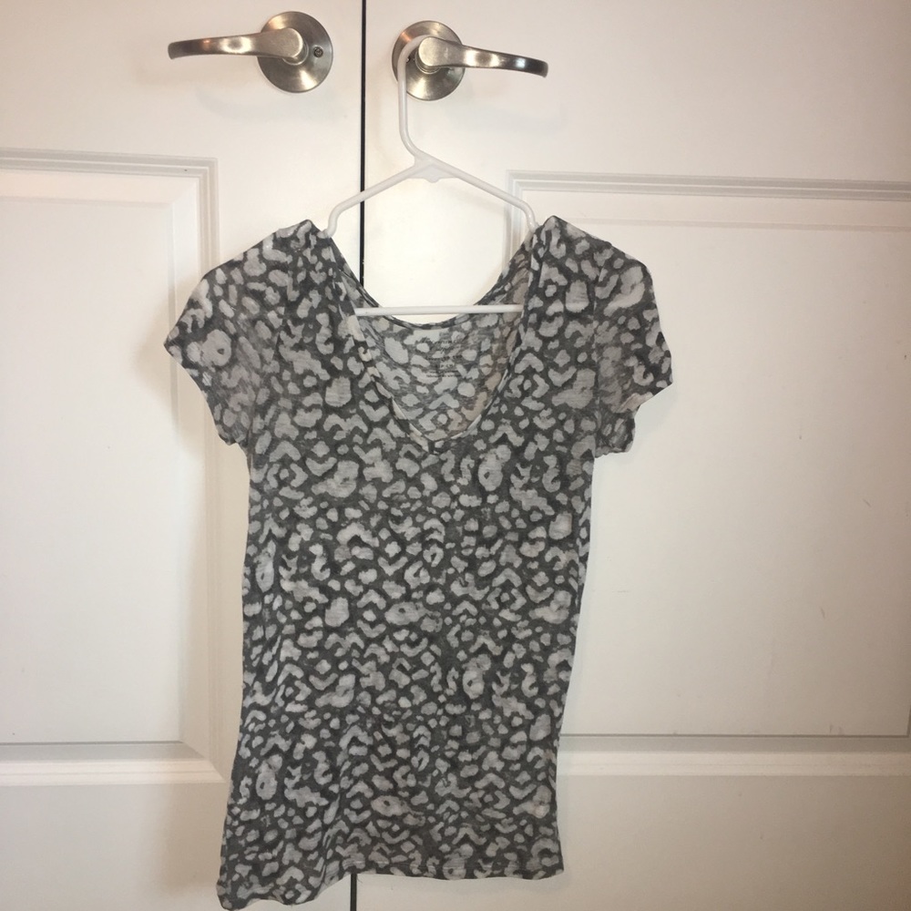 american eagle v neck shirt size S